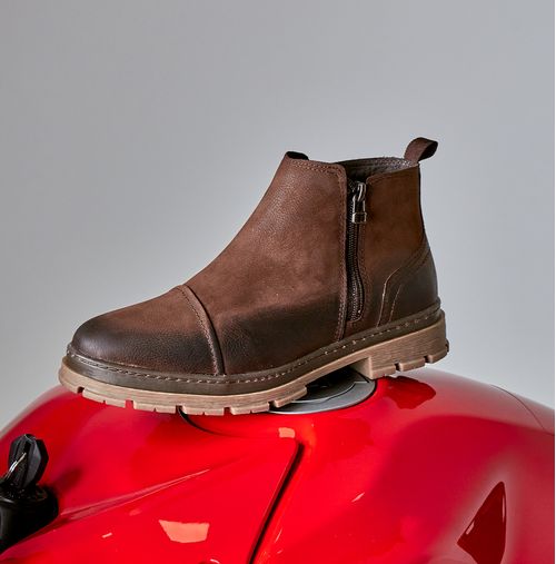 Bota Chelsea Tratorada tipo Botina Feito em Couro Nobuk Selaria Sem Amarração Calce Prático Zíper Masculino Milano Delave Castanho 13223