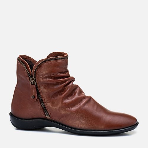 Bota Feita em Couro com Cano Médio Enrugado e Solado Rasteiro Zíper Feminino Milano Mogno 13450