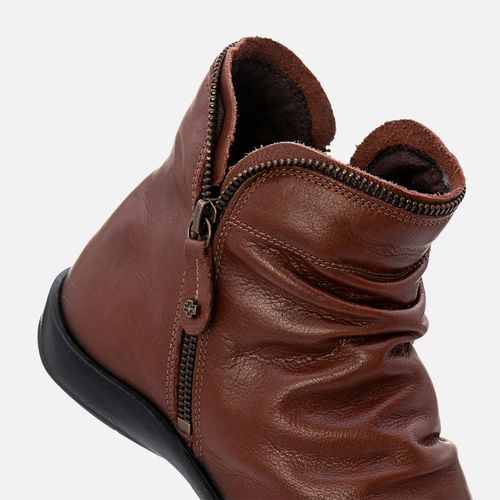 Bota Feita em Couro com Cano Médio Enrugado e Solado Rasteiro Zíper Feminino Milano Mogno 13450