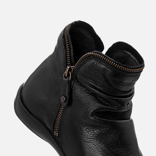 Bota Feita em Couro com Cano Médio Enrugado e Solado Rasteiro Zíper Feminino Milano Preto 13450