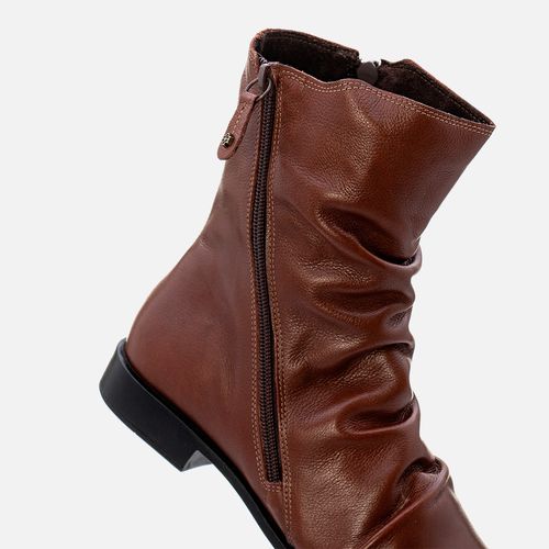 Bota Feita em Couro com Cano Alto Enrugado e Solado Rasteiro Zíper Feminino Milano Mogno 13449