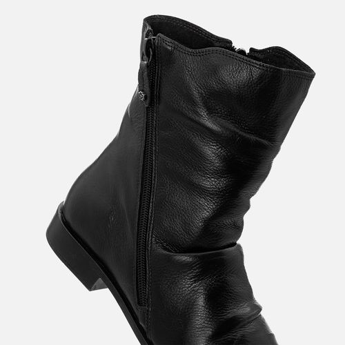 Bota Feita em Couro com Cano Alto Enrugado e Solado Rasteiro Zíper Feminino Milano Preto 13449