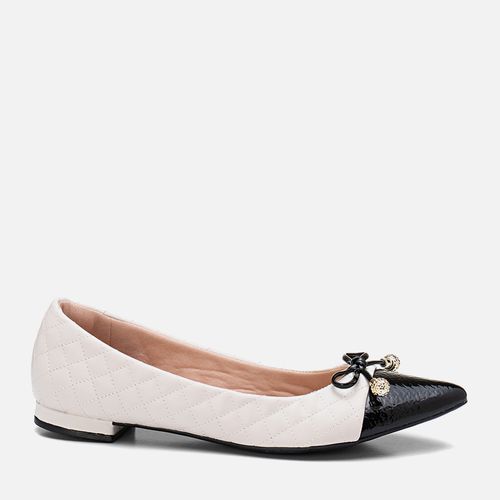 Sapatilha Rasteira Bico Fino Matelassê com Ponta em Verniz e Laço Feminino Milano Off White/preto 13474