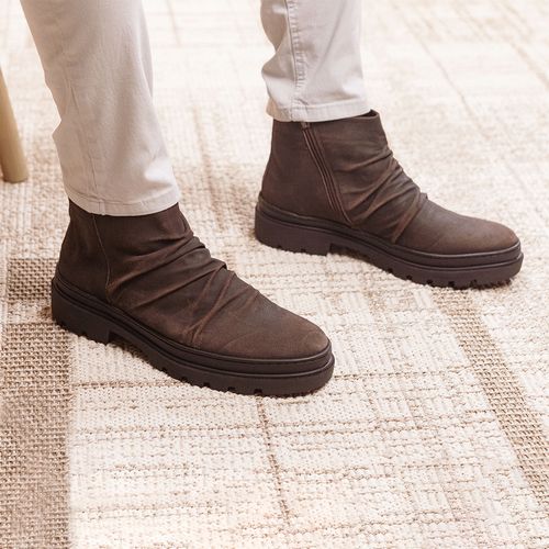 Bota Chelsea Botina Feito em Couro de Cabra Estonado com Detalhe em Enrugado e Calce Prático em Zíper com Solado Alto Masculino Milano Café 13569