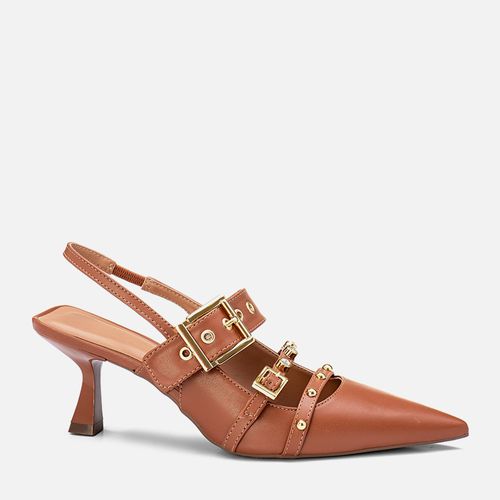 Scarpin Kitten Heel Salto Taça Médio Tira Slingback com Aplicação de Tachas Rebites e Brilho Strass Fivela Feminino Milano Caramelo 13675