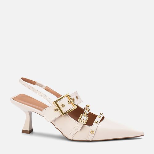 Scarpin Kitten Heel Salto Taça Médio Tira Slingback com Aplicação de Tachas Rebites e Brilho Strass Fivela Feminino Milano Off White 13675