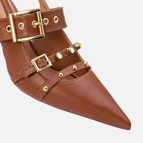 Scarpin Kitten Heel Salto Taça Médio Tira Slingback com Aplicação de Tachas Rebites e Brilho Strass Fivela Feminino Milano Caramelo 13675