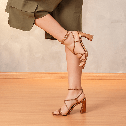 Sandália Salto Alto Flare Bico Quadrado Tiras Finas Tramado Trança Metalizada Feminino Milano Off White 13684