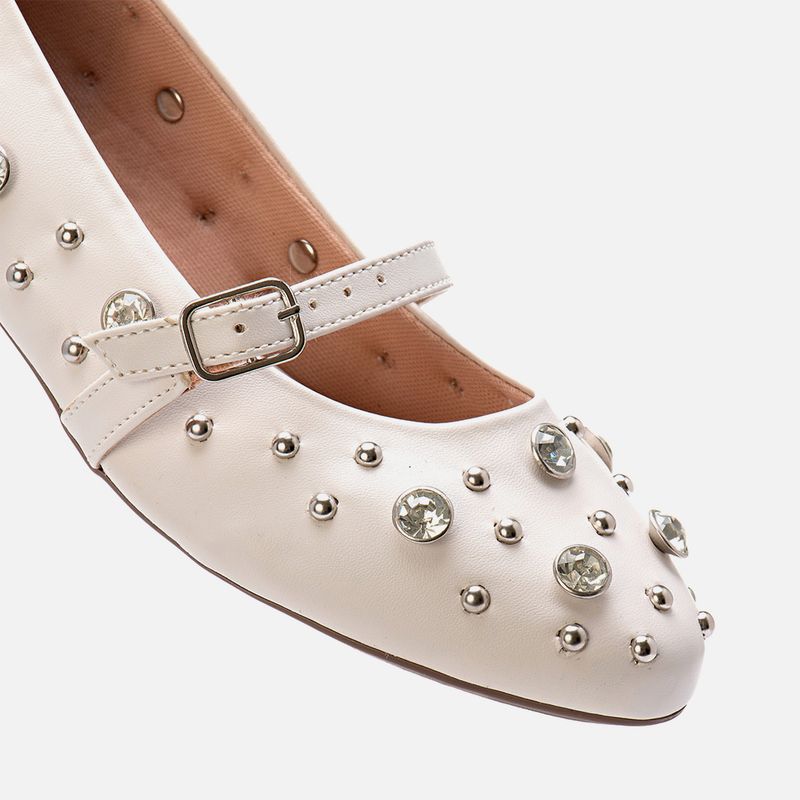 Sapatilha-Rasteira-Bico-Redondo-Tira-Boneca-e-Aplicacao-Brilho-Strass-e-Metais-Rebite-Feminino-Milano-Off-White-13736--3-