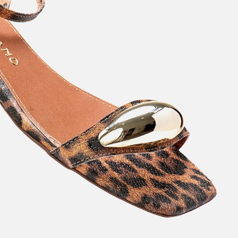 Sandalia-Salto-Bloco-Baixo-Bico-Quadrado-Tiras-Finas-e-Aplicacao-de-Aplique-Organico-Feminino-Milano-Onca-13692--4-