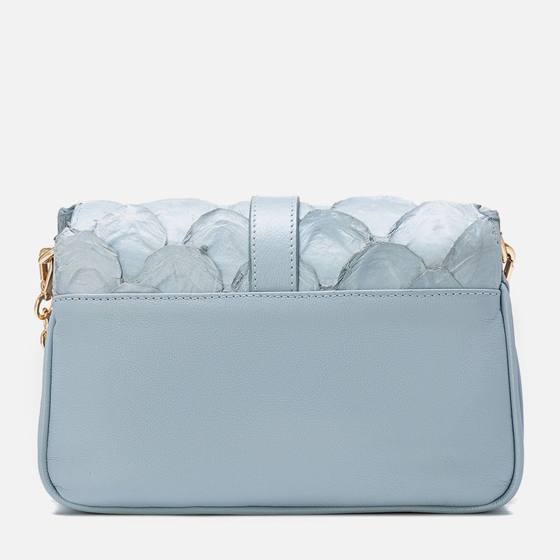 Bolsa-2-em-1-Tiracolo-Transversal-ou-de-Mao-Media-Feita-em-Couro-Exotico-Pirarucu-e-Couro-Bovino-Detalhe-Corrente-Dourada-Milano-Azul--5-