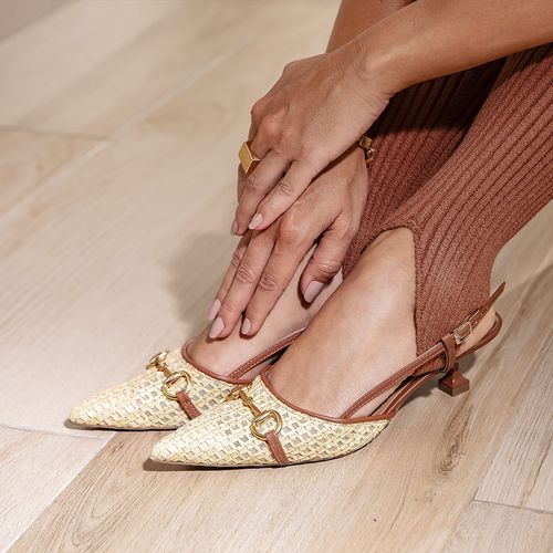 Scarpin Kitten Heel Salto Taça Baixo Tramado Natural Palha com Tira Slingback e Fivela Feminino Milano Caramelo 13673