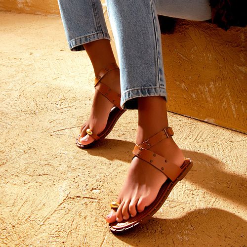Sandália Rasteira Fechada Boho Ring Toe ou Anel de Dedo Peça Orgânica Tiras Cruzadas Metais Tachas em Rebite Feminino Milano Caramelo 14058