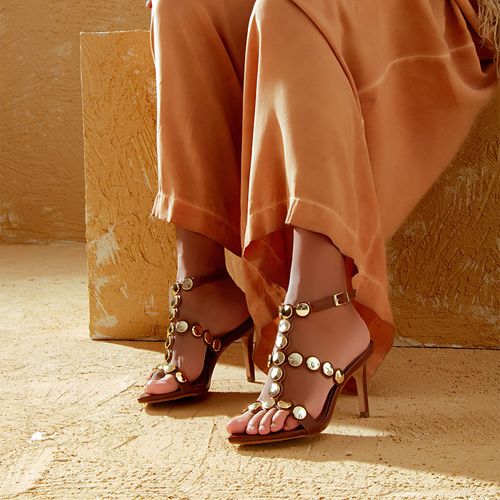 Sandália de Salto Alto Fino Bico Folha Tiras Recorte à Laser Cruzadas no Pé com Metais Estilo Boho Medalhas Douradas  Feminino Milano Marrom 14089