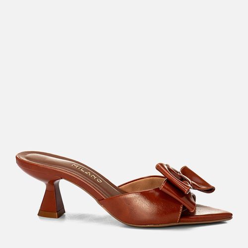 Sandália Tamanco Aberto com Salto Médio Flare Bico Fino tipo Folha e Tira Larga Slide com Detalhe em Maxi Laço Feminino Milano Caramelo 14109