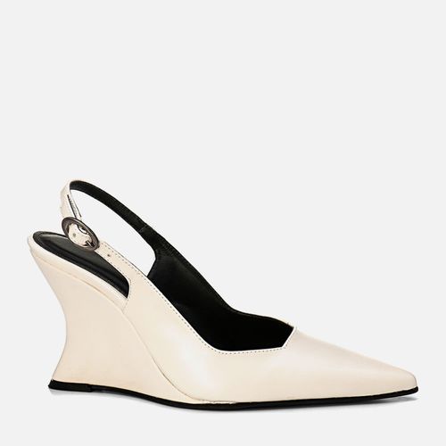 Scarpin Anabela Aberta Slingback Salto Geométrico Wedge Lapidado e Sinuoso com Bico Fino e Decote Cavado Quadrado Feminino Milano Off White 14114