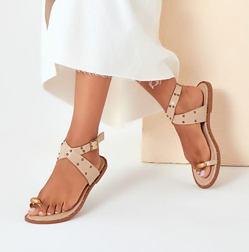 Sandália Rasteira Fechada Boho Ring Toe ou Anel de Dedo Peça Orgânica Tiras Cruzadas Metais Tachas em Rebite Feminino Milano Off White 14058