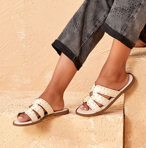 Sandália Rasteira Aberta Corte à Laser Geométrico e Aplicações em Tachas de Metal tipo Rebite Dourado Feminino Milano Off White 14085