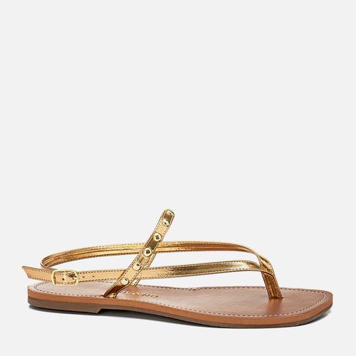 Sandália Rasteira Fechada de Dedo tipo Chinelo Tiras Finas Cruzadas com Aplicação de Metais Tachas tipo Rebites Feminino Milano Ouro 14087