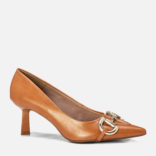 Scarpin Fechado de Salto Taça Taça com Bico Fino Cabedal tipo Mocassim com Metal Maxi Fivela Bridão Feminino Milano Caramelo 14094