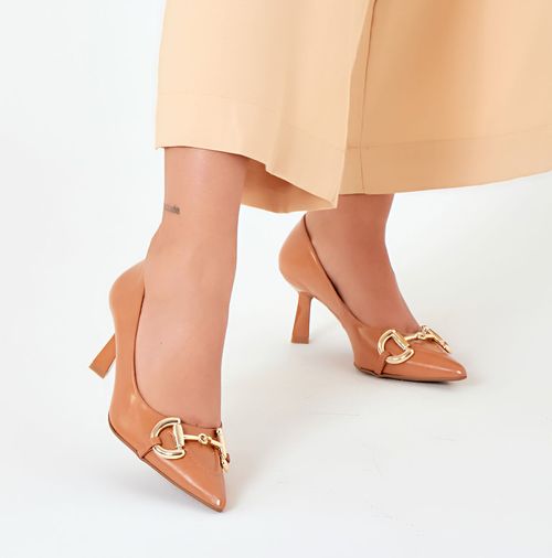 Scarpin Fechado de Salto Taça Taça com Bico Fino Cabedal tipo Mocassim com Metal Maxi Fivela Bridão Feminino Milano Preto 14094