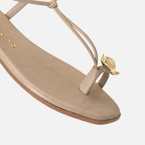 Sandália Rasteira Fechada com Ring Toe Anel de Dedo Detalhe em Peça Orgânica Metalizada Dourada e Tiras Finas Cruzadas Feminino Milano Feno 14150