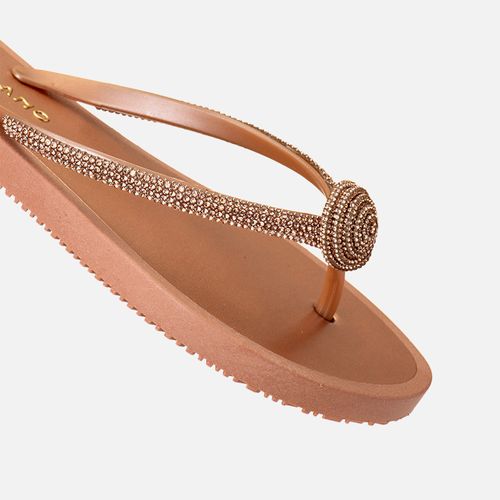 Sandália Chinelo de Dedo Brilho em Manta de Strass e Detalhe em Flor de Stass com Solado Emborrachado Macio Conforto Feminino Milano Champagne 14170