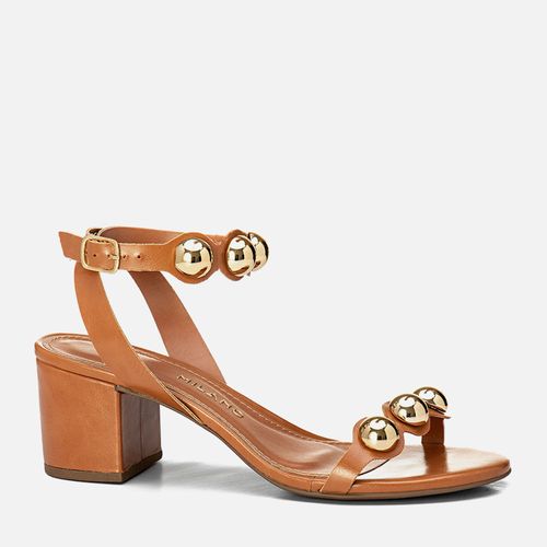 Sandália Duas Tiras com Salto Bloco Médio Flare Bico Redondo e Tira com Aplicações Boho em Metal Esfera Cromada Feminino Milano Caramelo 14103