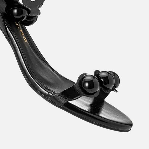 Sandália Duas Tiras com Salto Bloco Médio Flare Bico Redondo e Tira com Aplicações Boho em Metal Esfera Cromada Feminino Milano Preto 14103