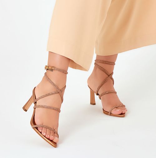 Sandália Salto Alto Fino Geométrico Triangular Bico Folha Tiras Finas Cruzadas Bilho Manta de Strass Minimalista Feminino Milano Ouro Light 14015