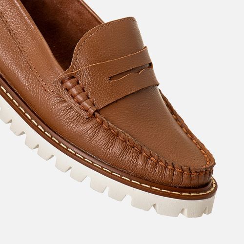 Mocassim Feito em Couro com Sola Tratorado Média Dentada Vira Aparente e Detalhe em Gravata Loafer  Feminino Milano Caramelo 14161