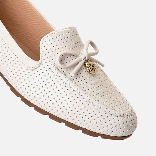 Mocassim Rasteiro Bico Quadrado Costura Aparente com Detalhe em Furação e Lacinho com Peça Dourada Feminino Milano Off White 14155