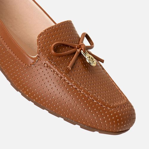 Mocassim Rasteiro Bico Quadrado Costura Aparente com Detalhe em Furação e Lacinho com Peça Dourada Feminino Milano Caramelo 14155