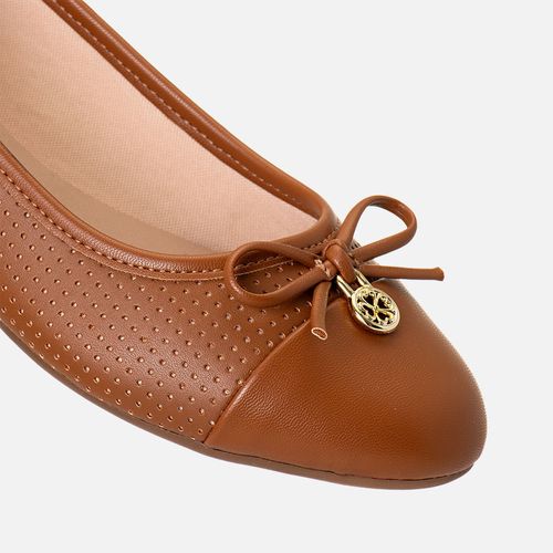 Sapatilha Rasteira Bico Redondo Biqueira Destacada com Detalhe em Furação e Lacinho com Peça Dourada Feminino Milano Caramelo 14156