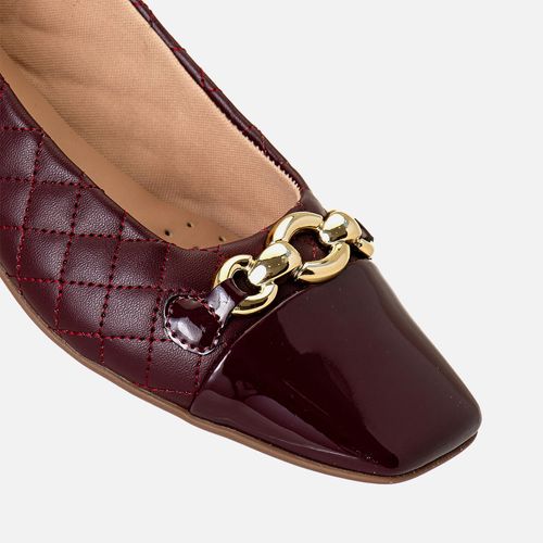 Sapatilha Salto Baixo Bico Quadrado com Acabamento Especial Matelassê e Detalhe em Corrente Dourada  Feminino Milano Marsala 14153
