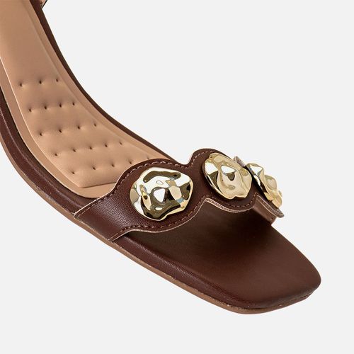 Sandália Salto Bloco Médio Palmilha Quadrado e Tira em Recorte Laser Aplicações Boho Peça Orgânica Metalizada Cromada  Feminino Milano Marrom 14152