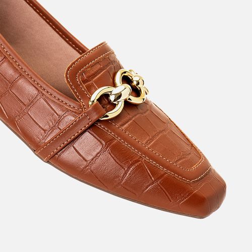 Mocassim Rasteiro com Shape Clássico em Textura Croco e com Detalhe em Tira com Fivela Dourada Feminino Milano Caramelo 14178