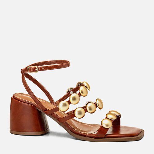 Sandália de Salto Bloco Médio Arredondado com Tiras Finas com Aplicações em Tachas Metais Dourados Medalha  Feminino Milano Caramelo 14202