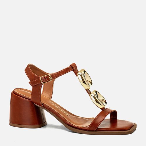 Sandália de Salto Bloco Médio Arredondado Boho Tiras Finas Tachas Metalizada Dourada Maxi Pedraria Formato Orgânico Feminino Milano Caramelo 14203