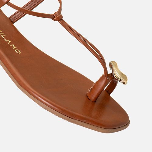Sandália Rasteira Fechada com Ring Toe Anel de Dedo Detalhe em Peça Orgânica Metalizada Dourada e Tiras Finas Cruzadas Feminino Milano Caramelo 14150