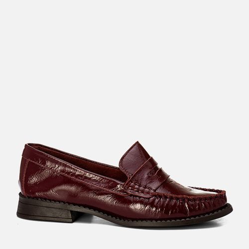 Mocassim Couro Legítimo Verniz Molhado Clássico com Costura Pesponto Aparente e Gravata Loafer Salto Baixo Vira Aparente Feminino Milano Marsala 14098