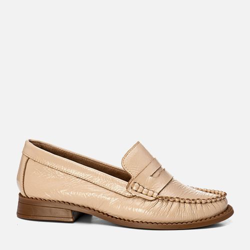 Mocassim Couro Legítimo Verniz Molhado Clássico com Costura Pesponto Aparente e Gravata Loafer Salto Baixo Vira Aparente Feminino Milano Nude 14098