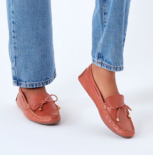 Mocassim Driver Couro Legítimo Clássico com Costura Pesponto Aparente e Tira Transpassada e Laço Solado com Travas Feminino Milano Preto 14099