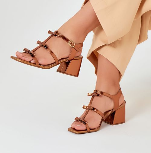 Sandália com Salto Bloco Médio Trapézio Bico Quadrado e Tiras Finas com Aplicações Boho em Lacinhos Feminino Milano Bronze 14104