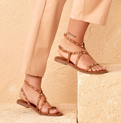 Sandália Rasteira Estilo Boho Tiras Cruzadas Brilho Mix de Pedrarias Cristal com Ponto de Strass Feminino Milano Caramelo 14127