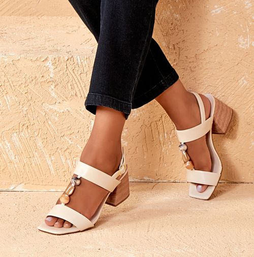 Sandália Salto Médio Bloco Trapézio  Tiras Aplicação Mix de Pedrarias Resina Multiformatos Orgânicos e Multicolor Feminino Milano Off White 14130