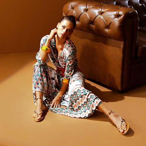 Sandália Rasteira com Tiras Finas e Aplicação de Brilho em Metal ou Tachas Estilo Boho com Pedrarias em Resina Multicolor Feminino Milano Preto 14131