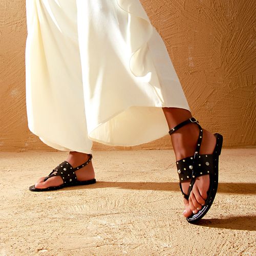 Sandália Rasteira Estilo Boho com Aplicações em Metal de Tachas ou Studs tipo Rebite e Pedrarias Resina Feminino Milano Preto 14076