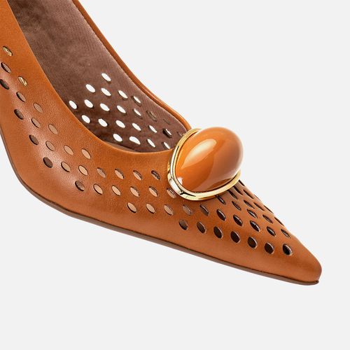 Scarpin Fechado Salto Fino Médio Taça Bico Fino Peça Metalizada com Pedraria em Resina Furação Feita à Laser  Feminino Milano Caramelo 14222