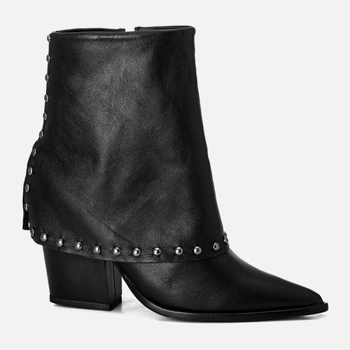 Bota Feita em Couro Cano Médio Capa com Metais Tachas Rebites Calce Prático em Zíper Salto Bloco Alto e Bico Fino Feminino Milano Preto 14165